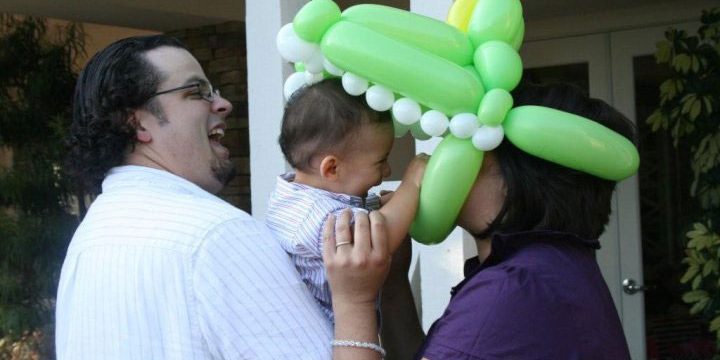 Families_with_balloons